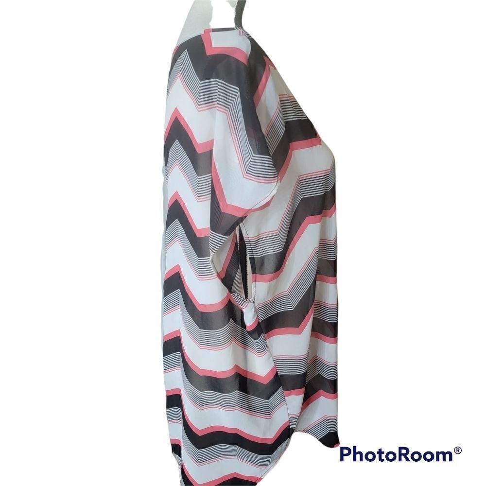 Torrid Short Sleeved Blouse with Chevron Pattern. Size 1X. - Picture 2 of 7